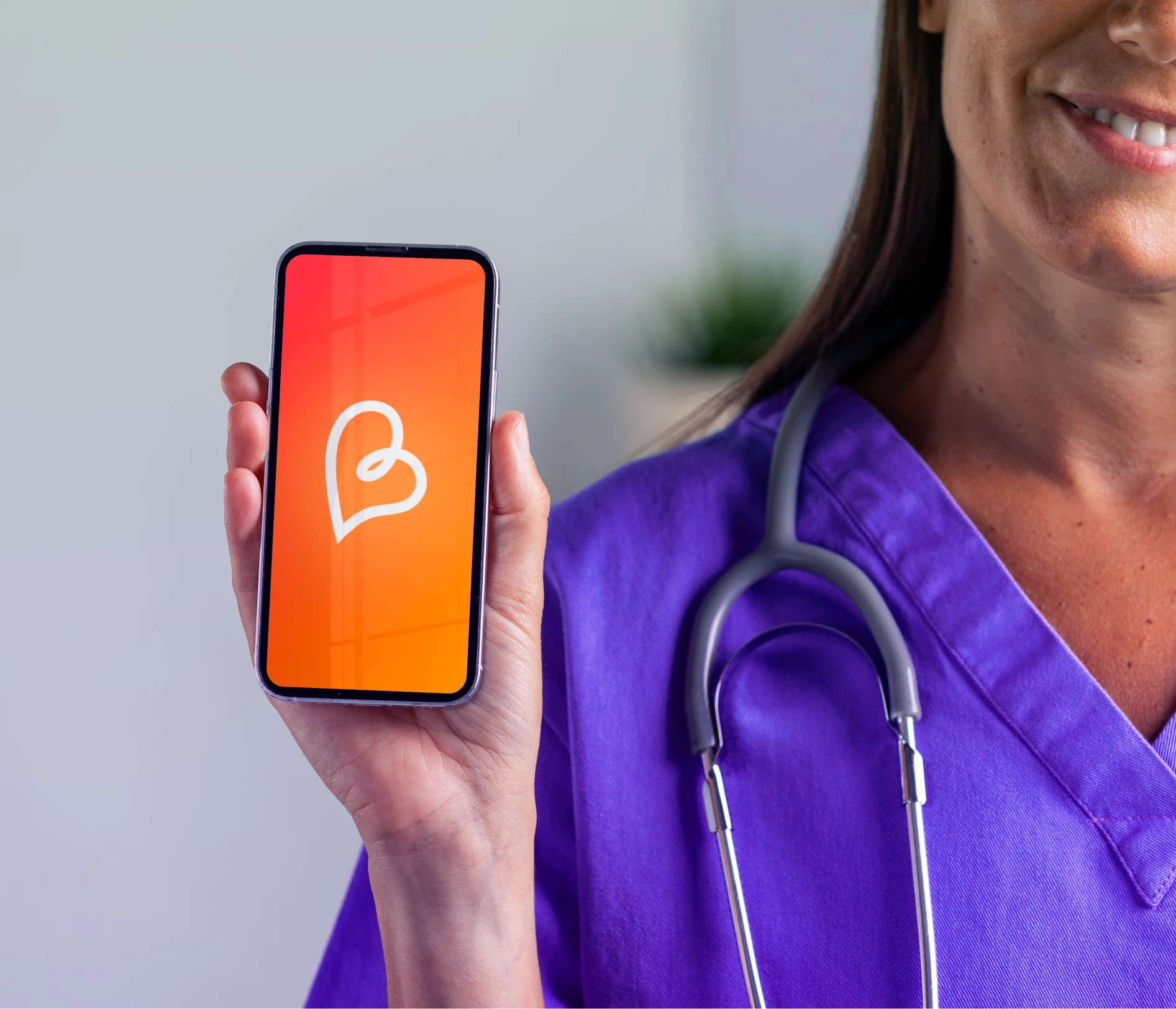 Mulher segurando um celular com a logo da CuidaBem na tela