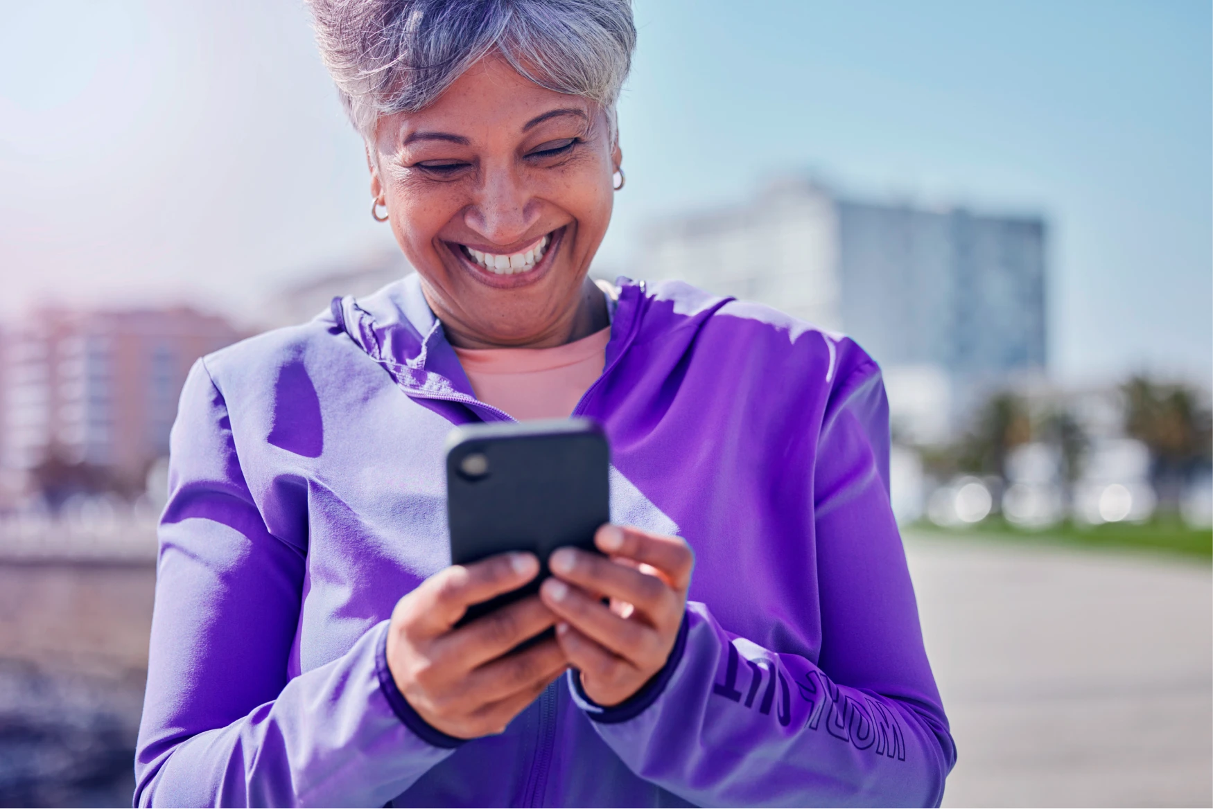 Mulher sorrindo pelas vantagens ao fazer o Consignado pela V8