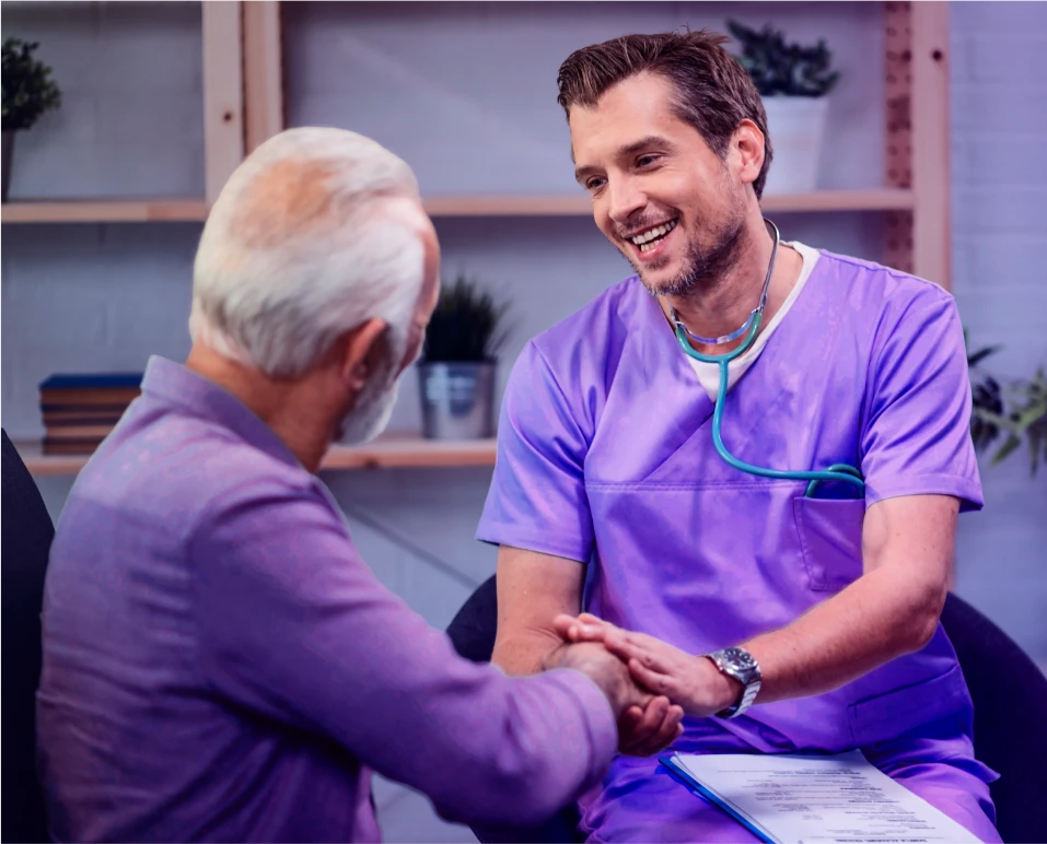 Idoso sendo atendido com atenção por um médico no programa CuidaBem