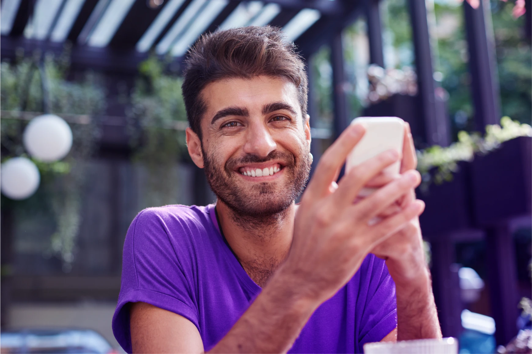 Grupo de pessoas sorrindo representando satisfação com o contrato