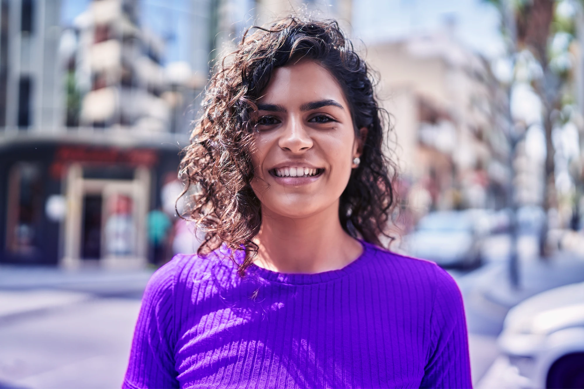 Mulher sorrindo, representando confiança e satisfação ao manter controle sobre suas decisões financeiras